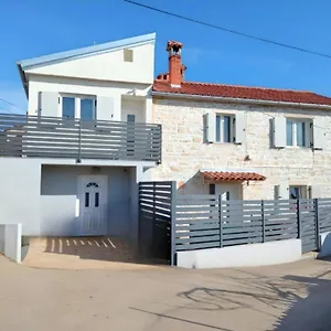 Apartman Patrik, Tar-Vabriga